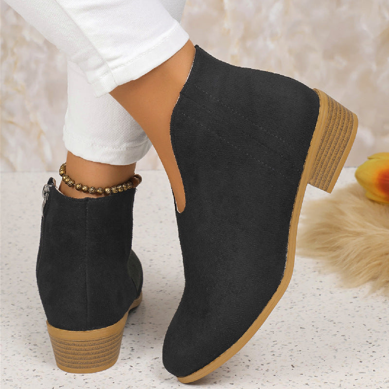 Bottines V-cut en daim – Talon carré chic