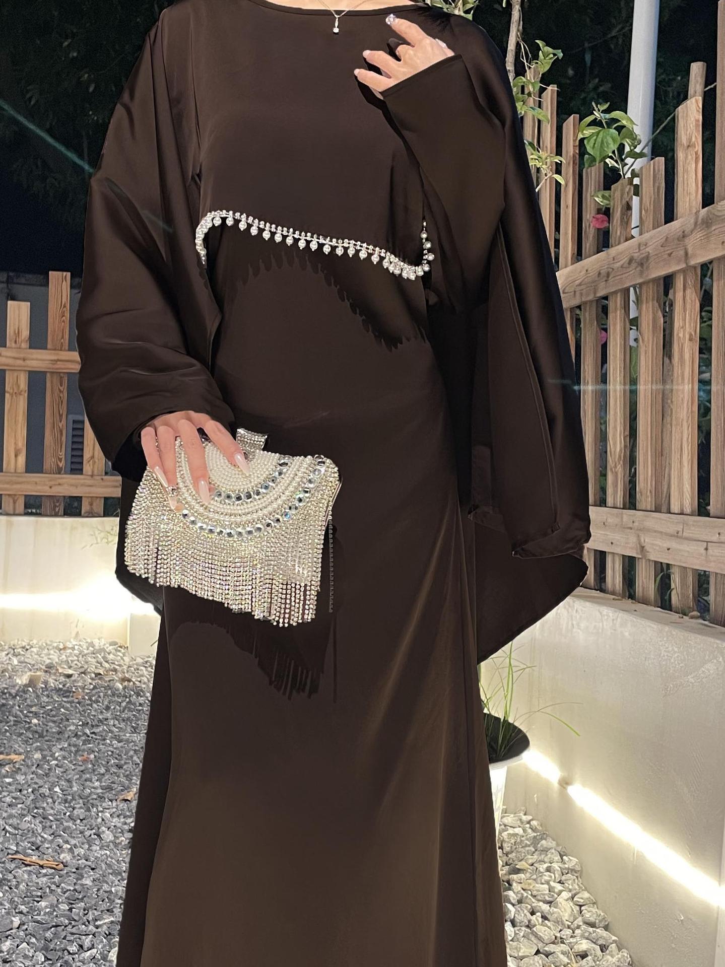Robe élégante avec cape et détails perlés