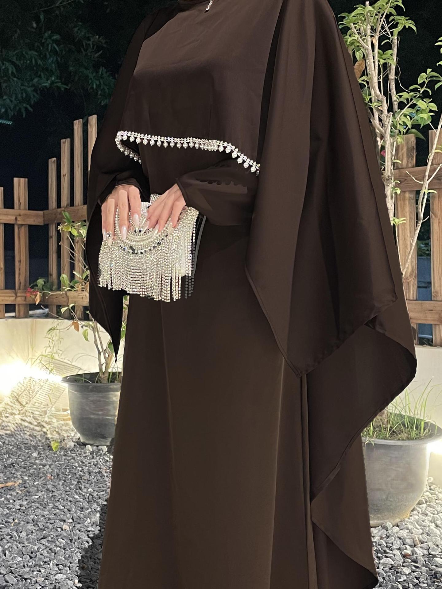 Robe élégante avec cape et détails perlés