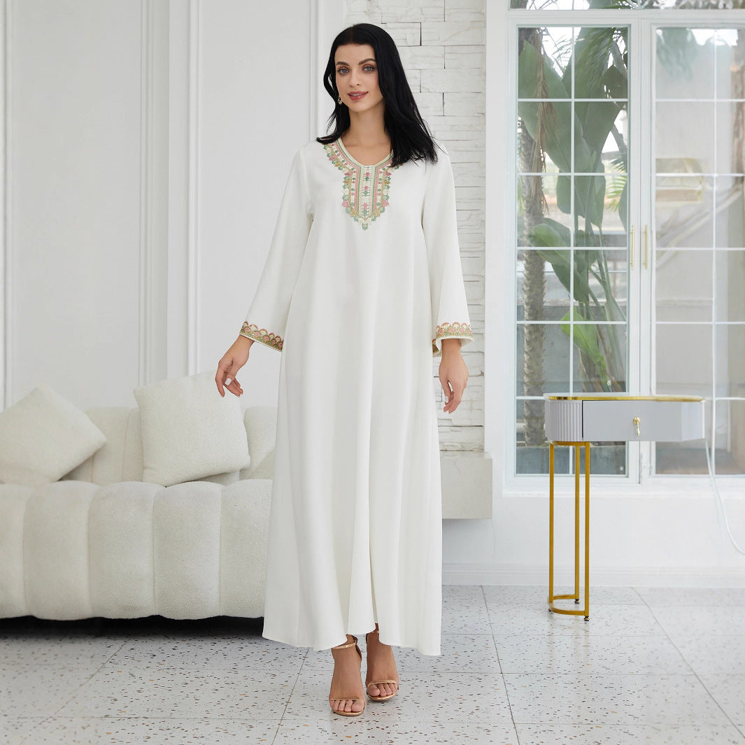 Robe Longue Élégante à Broderies Traditionnelles