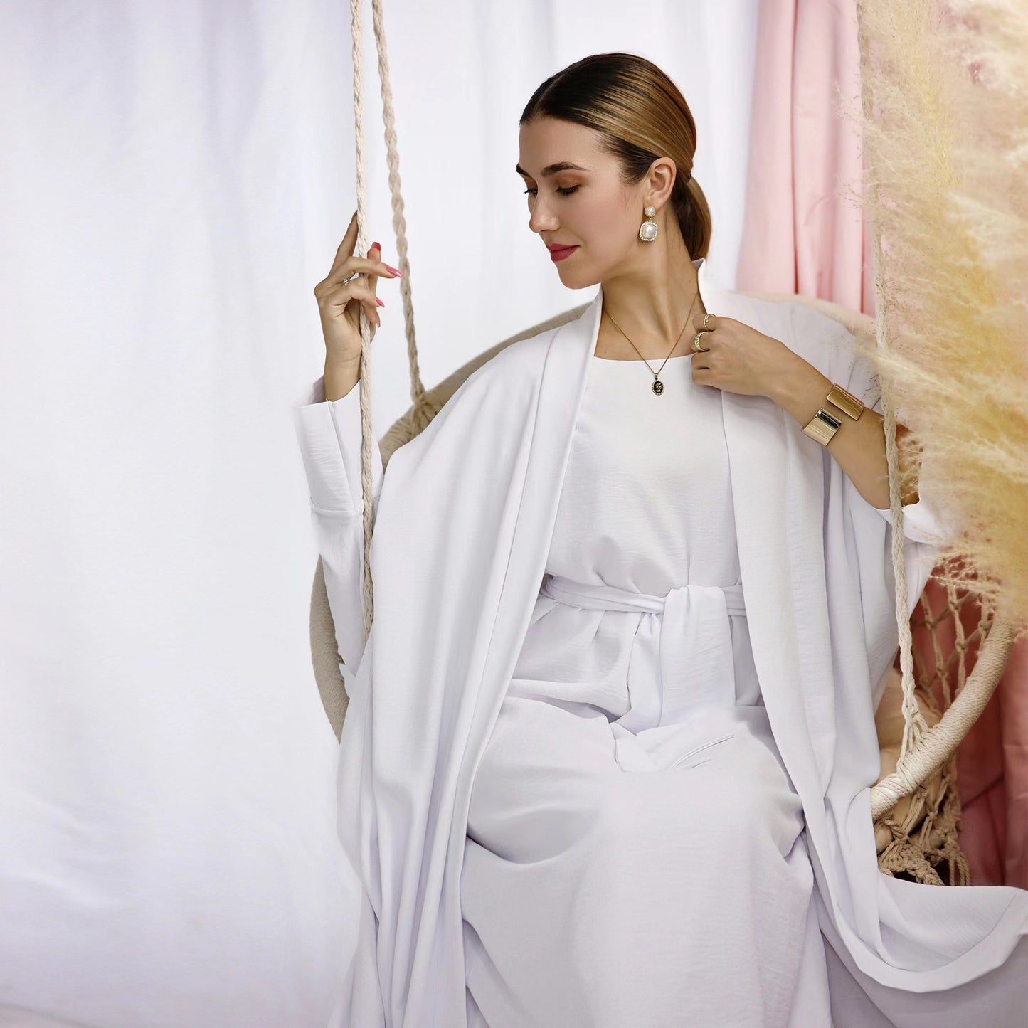 Ensemble Deux Pièces Abaya Moderne alliant Élégance, Fluidité et Confort Quotidien