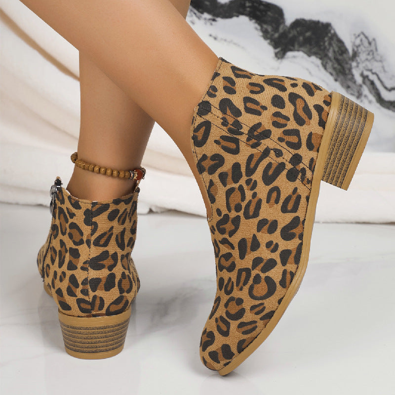 Bottines V-cut en daim – Talon carré chic
