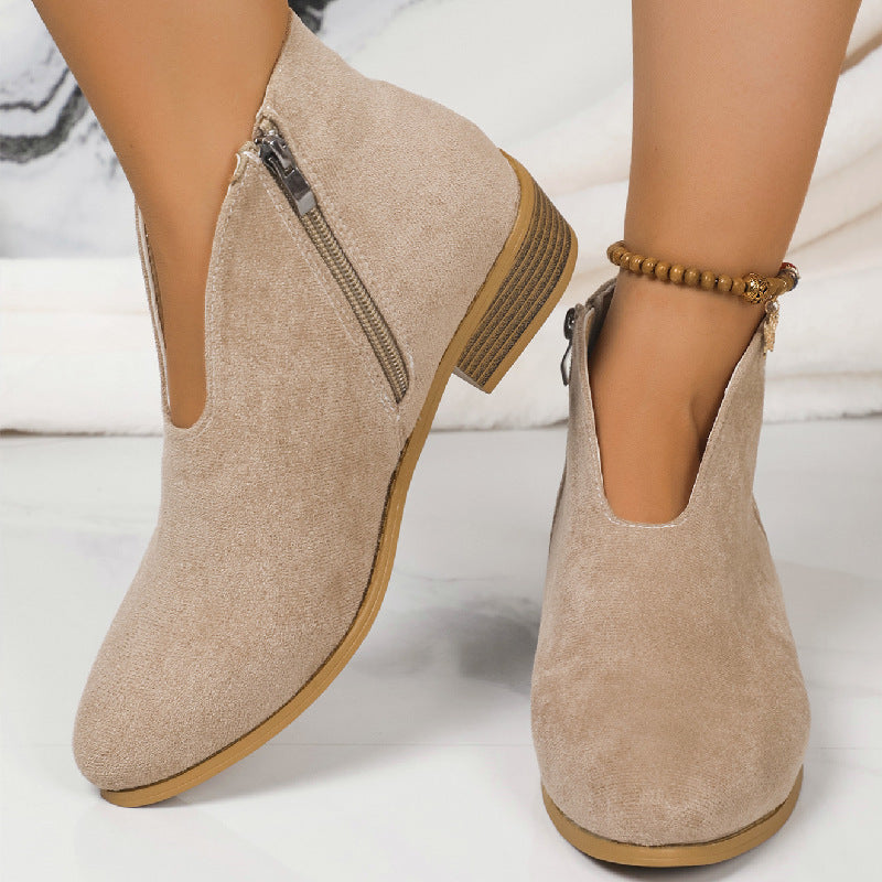 Bottines V-cut en daim – Talon carré chic