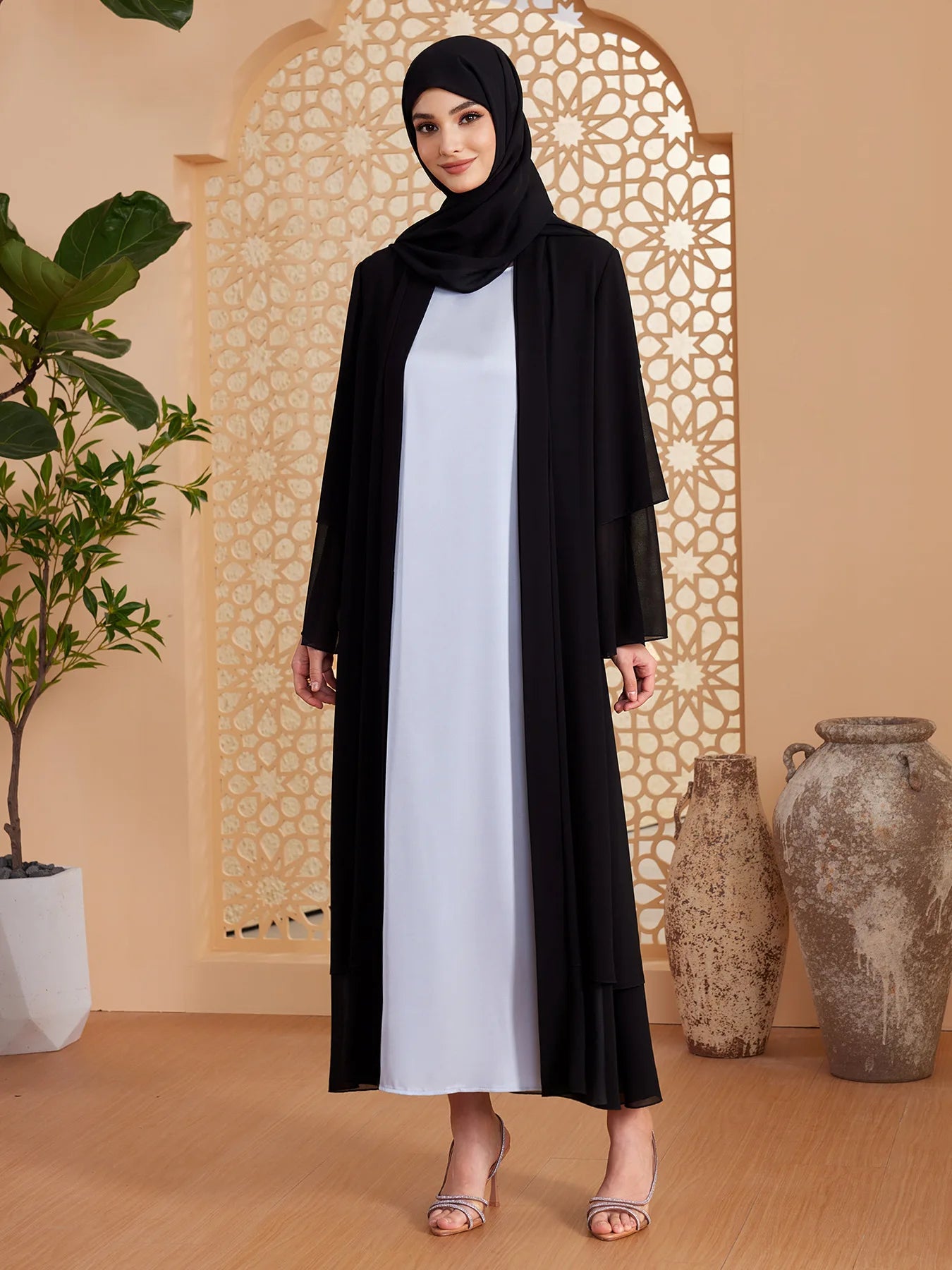 Abaya Élégante à Coupe Fluide et Détails Raffinés