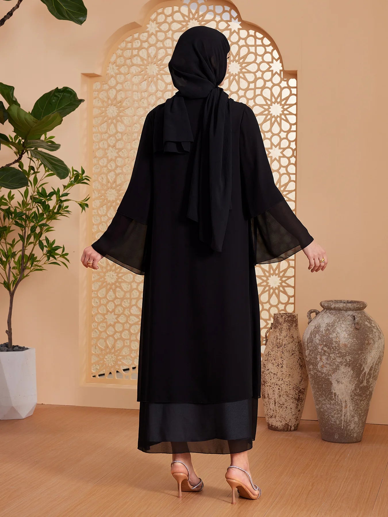 Abaya Élégante à Coupe Fluide et Détails Raffinés