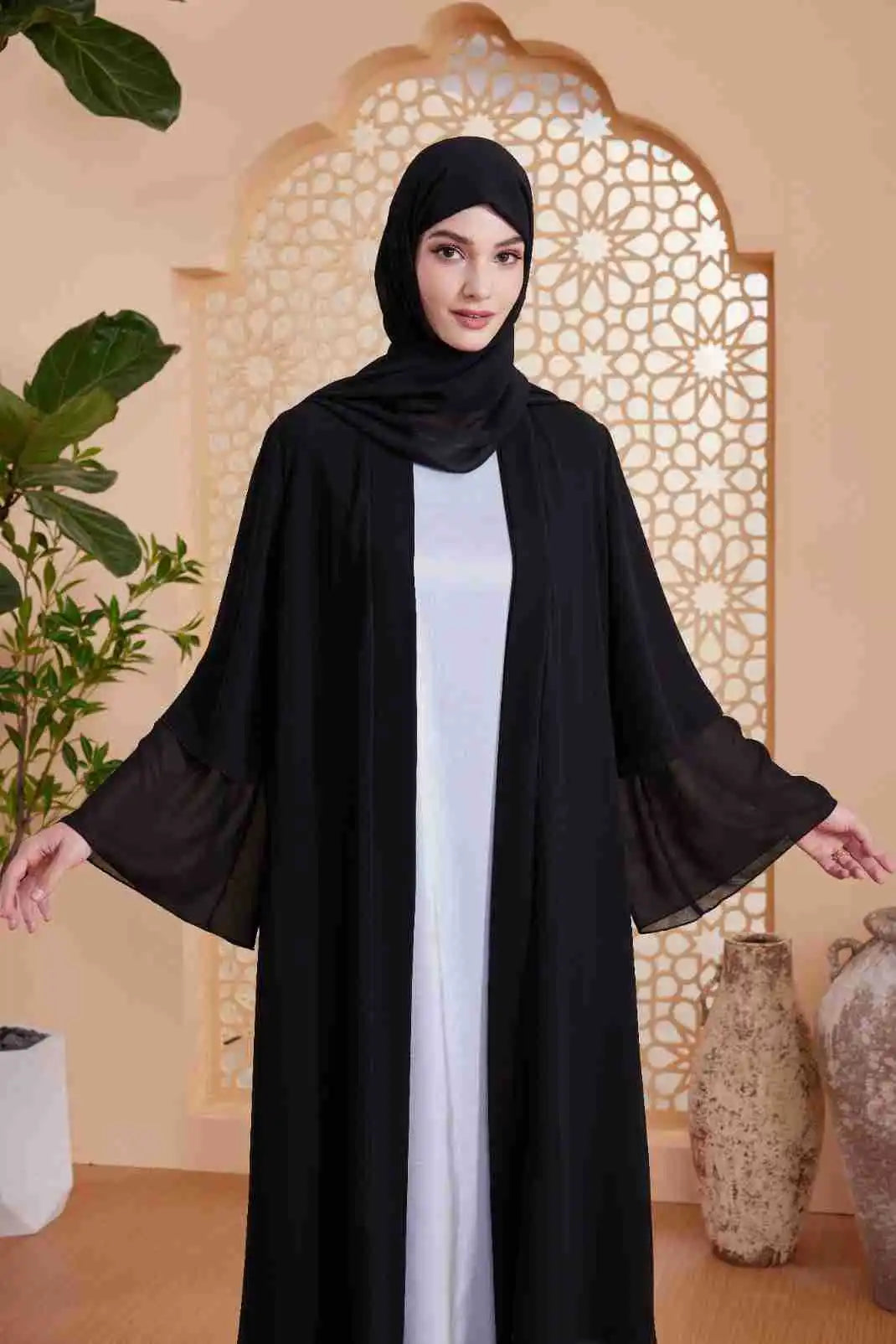 Abaya Élégante à Coupe Fluide et Détails Raffinés