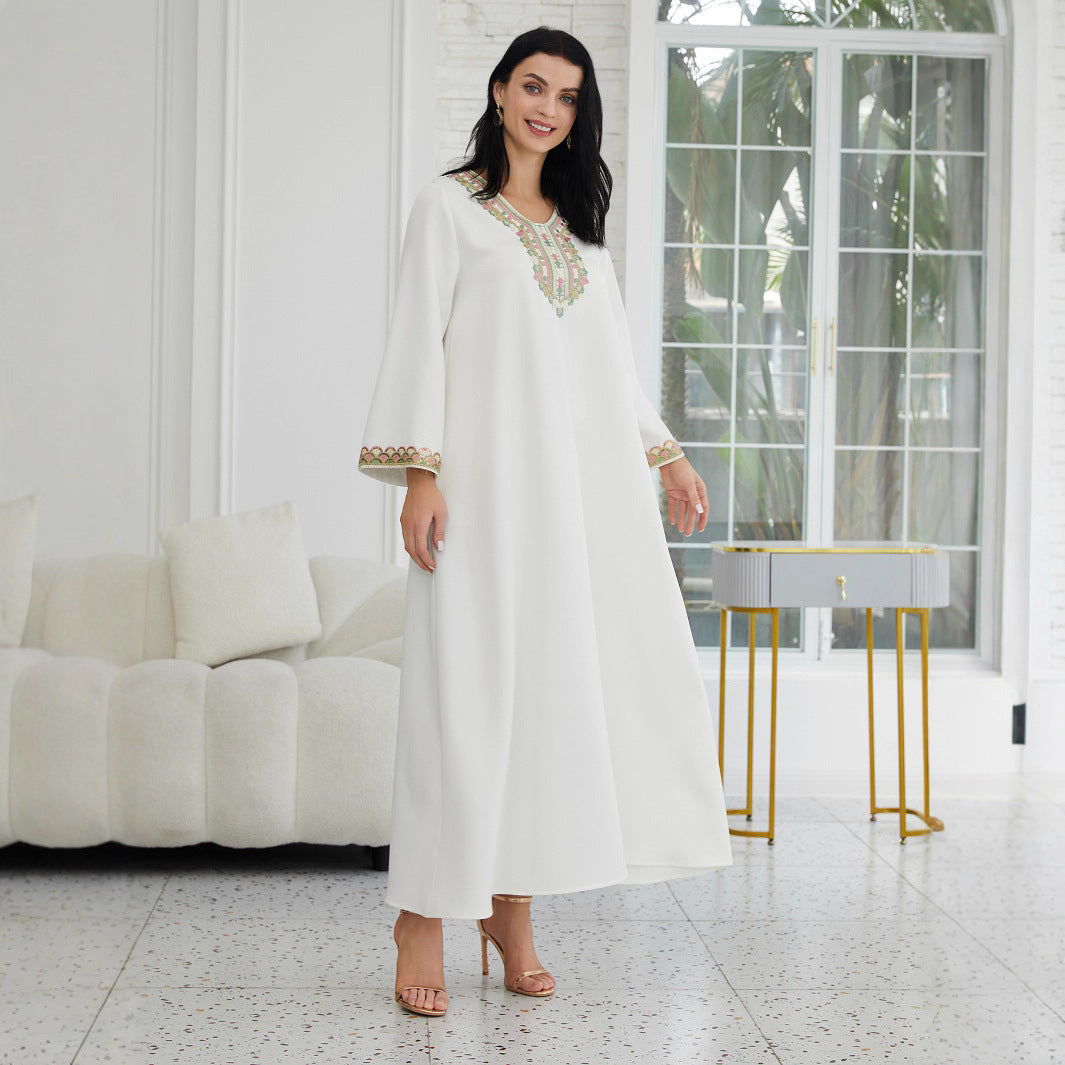 Robe Longue Élégante à Broderies Traditionnelles