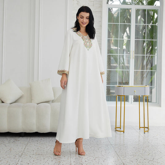 Robe Longue Élégante à Broderies Traditionnelles