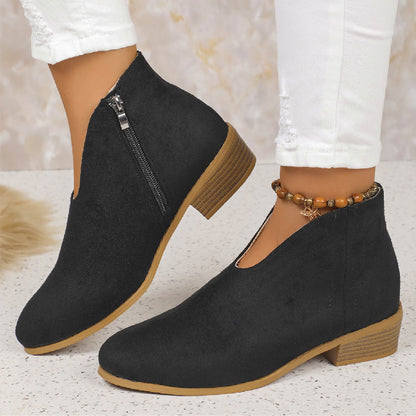 Bottines V-cut en daim – Talon carré chic