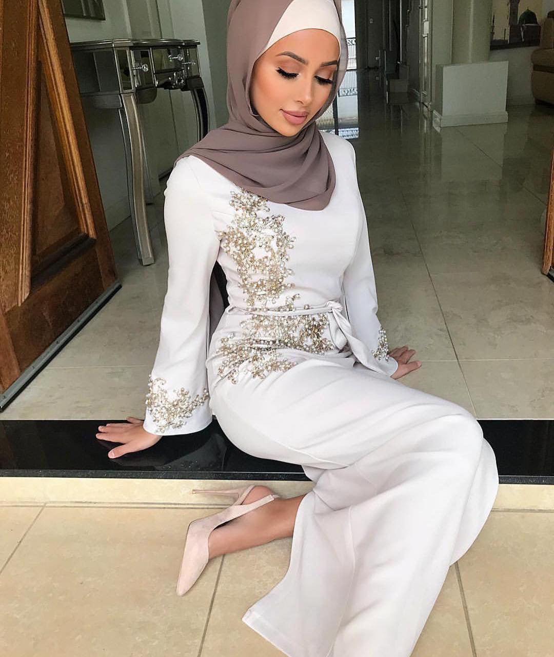 Robe Longue Élégante à Broderies Fines – Tenue de Soirée Chic et Modeste
