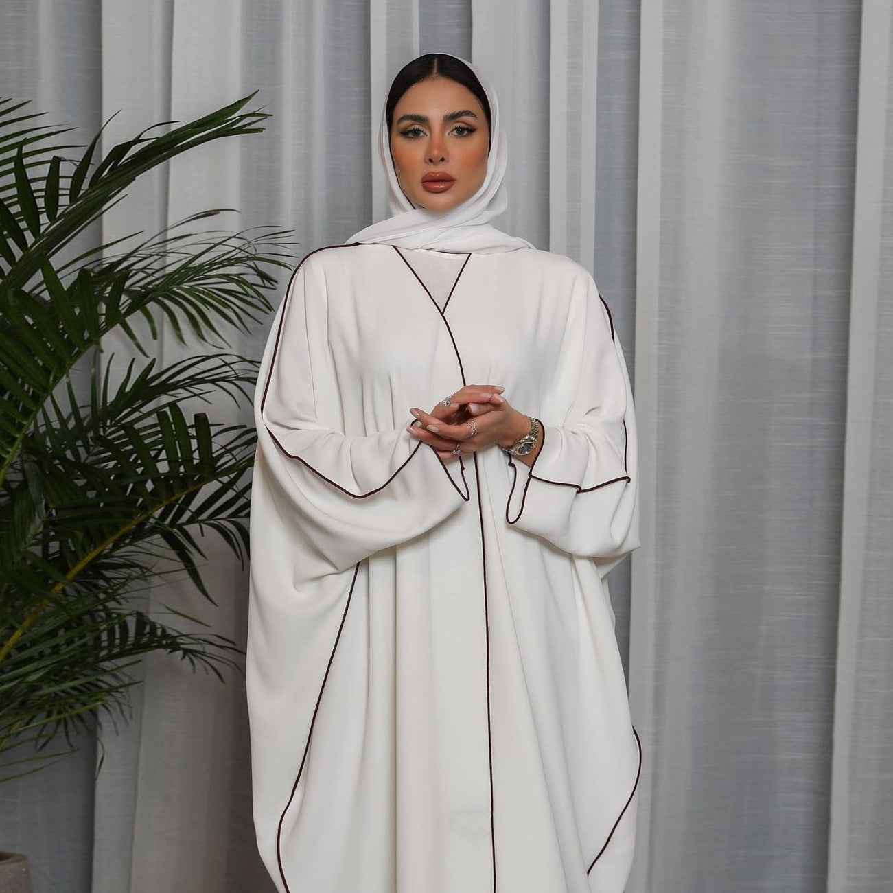 Abaya Moderne à Liseré Contrasté – Style Chic et Minimaliste
