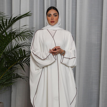 Abaya Moderne à Liseré Contrasté – Style Chic et Minimaliste