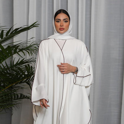 Abaya Moderne à Liseré Contrasté – Style Chic et Minimaliste