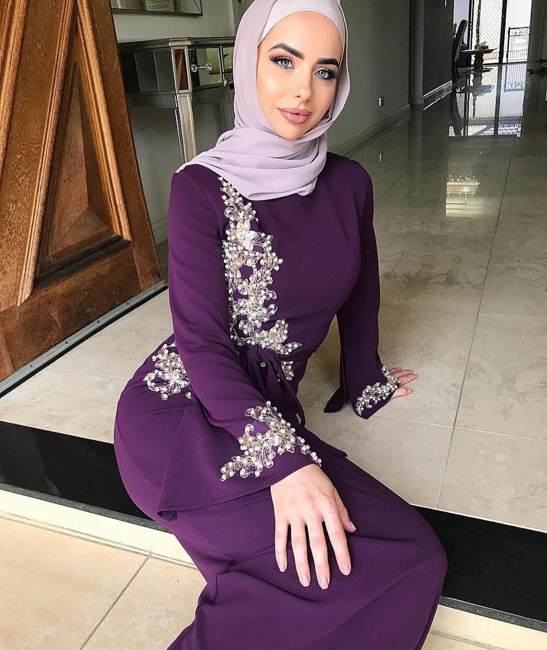 Robe Longue Élégante à Broderies Fines – Tenue de Soirée Chic et Modeste