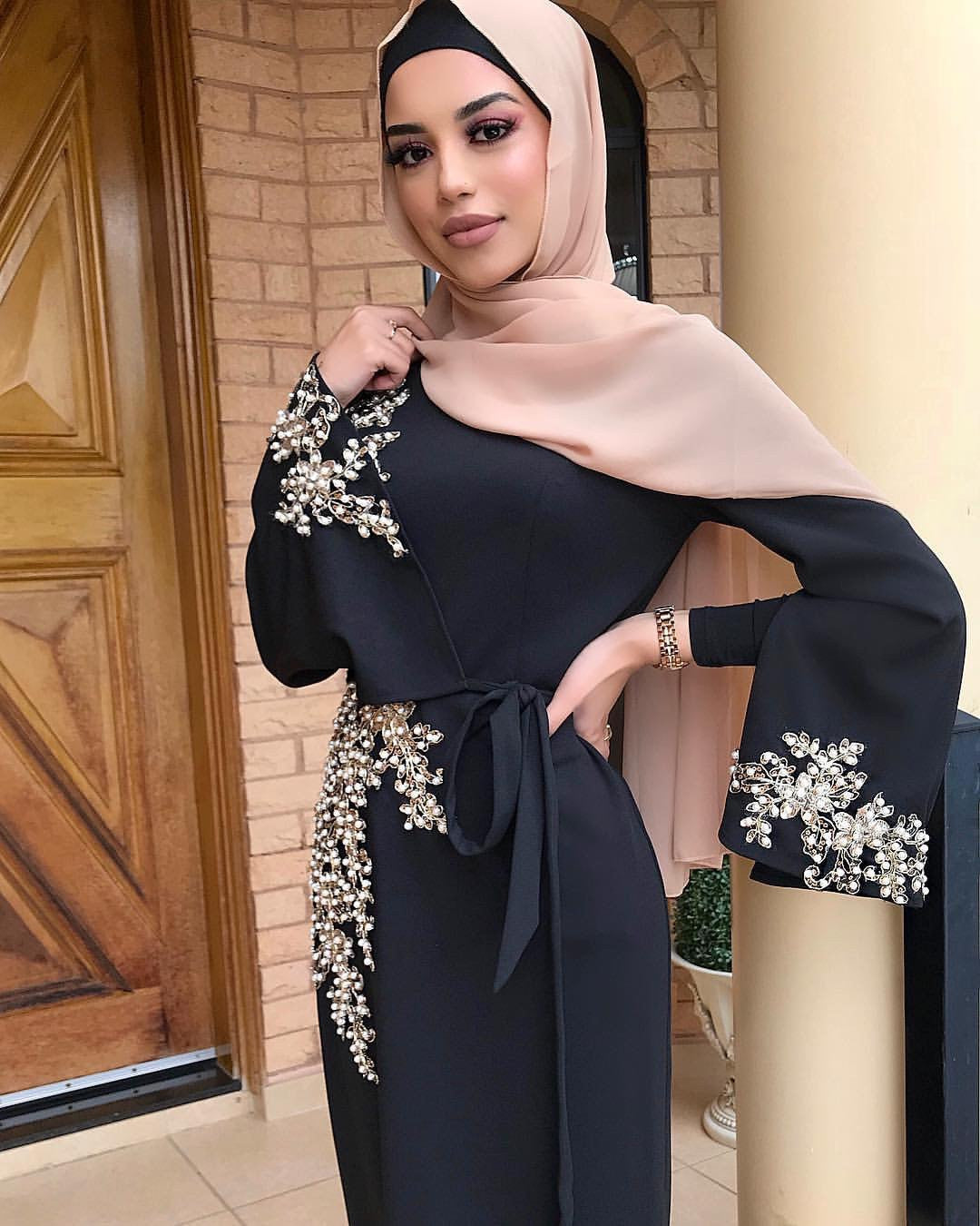 Robe Longue Élégante à Broderies Fines – Tenue de Soirée Chic et Modeste