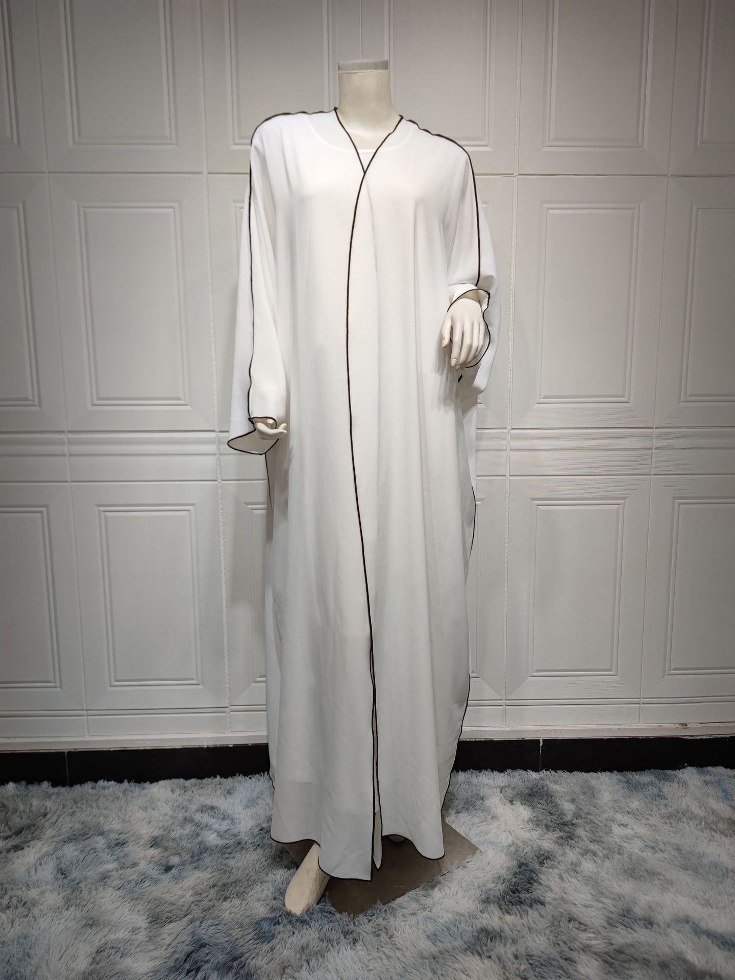 Abaya Moderne à Liseré Contrasté – Style Chic et Minimaliste