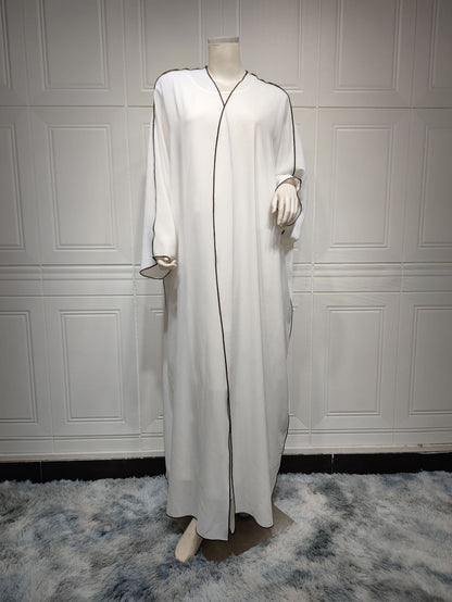 Abaya Moderne à Liseré Contrasté – Style Chic et Minimaliste