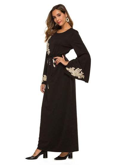 Robe Longue Élégante à Broderies Fines – Tenue de Soirée Chic et Modeste