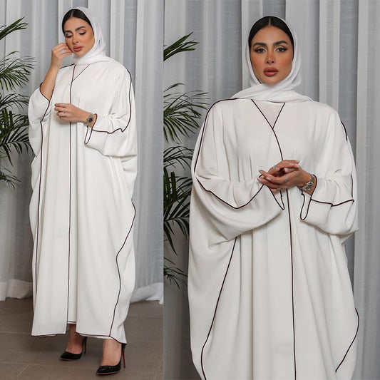 Abaya Moderne à Liseré Contrasté – Style Chic et Minimaliste