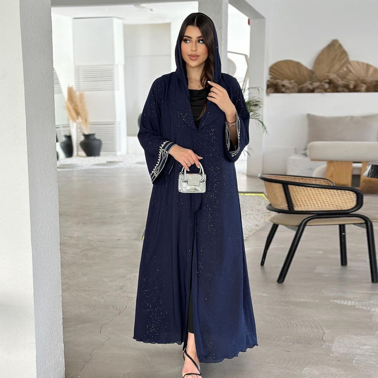 Abaya à Capuche Brillance Subtile – Coupe Longue et Élégante