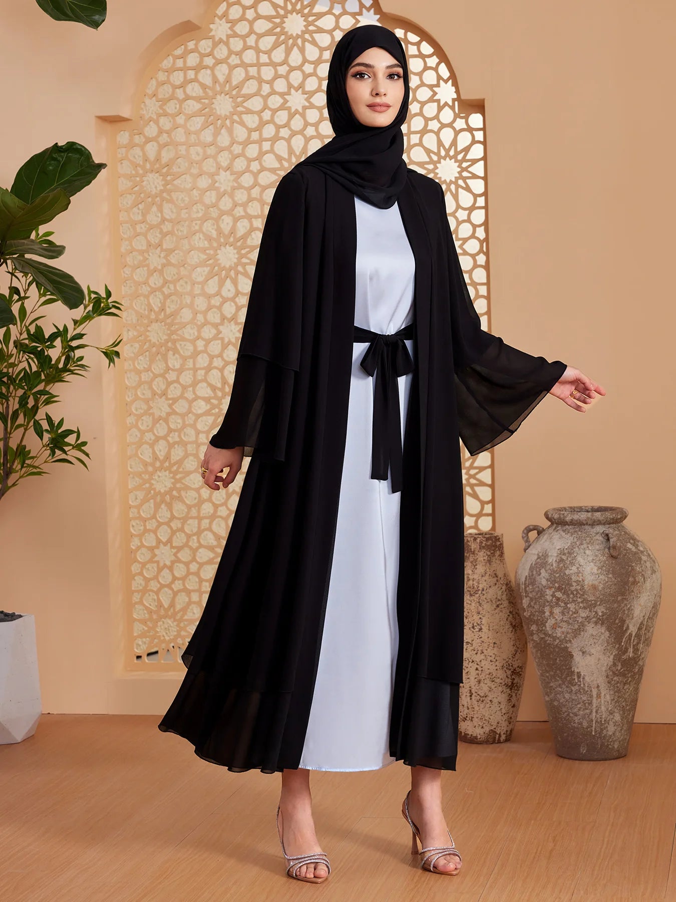Abaya Élégante à Coupe Fluide et Détails Raffinés