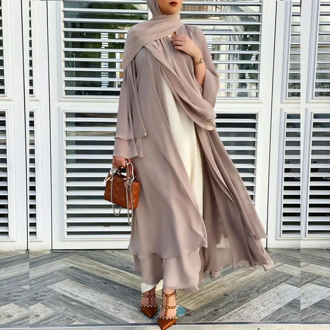 Abaya Élégante à Coupe Fluide et Détails Raffinés