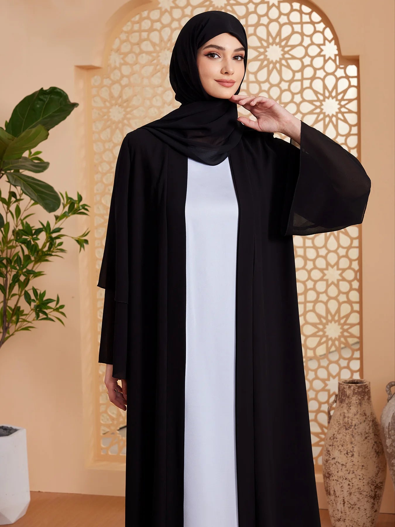 Abaya Élégante à Coupe Fluide et Détails Raffinés