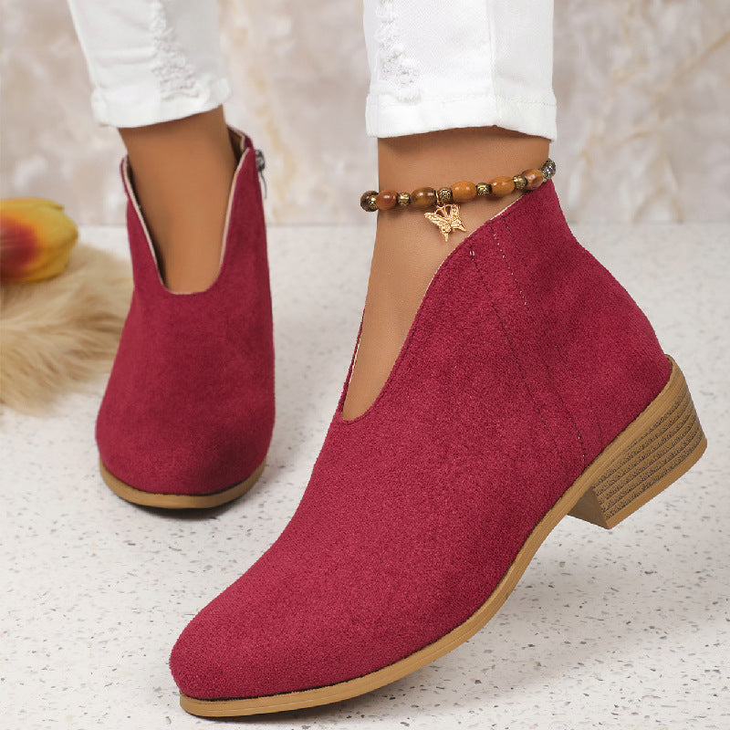 Bottines V-cut en daim – Talon carré chic