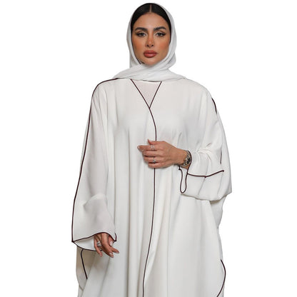 Abaya Moderne à Liseré Contrasté – Style Chic et Minimaliste