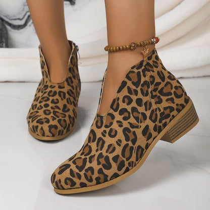 Bottines V-cut en daim – Talon carré chic